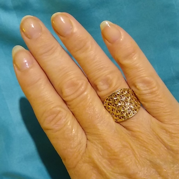 14K Yellow Gold Diamond-Cut Ring - Picture 5 of 8
